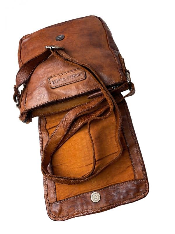 skuldertaske med nitter, lædertaske med flettet forside, skuldertaske i læder, crossbody taske i læder