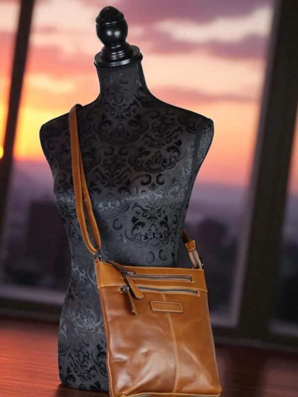 skuldertaske i flot læder, lædertaske, taske med justerbar rem, lædertaske, crossbody taske, hverdagstaske