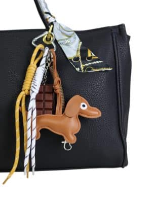 Bag charm med hund og chokoladeplade, bag charm med hund, taskepynt med hund, bag charm med meget pynt, bag charm med chokoladepladem, bag charm med dyr, taskepynt med dyr