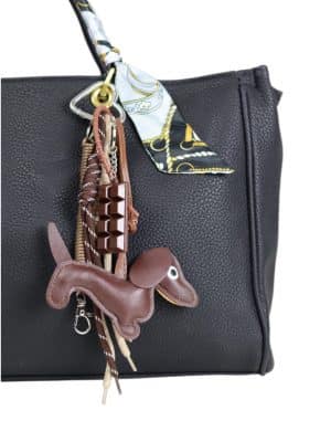 Bag charm med hund og chokoladeplade, bag charm med hund, taskepynt med hund, bag charm med meget pynt, bag charm med chokoladepladem, bag charm med dyr, taskepynt med dyr