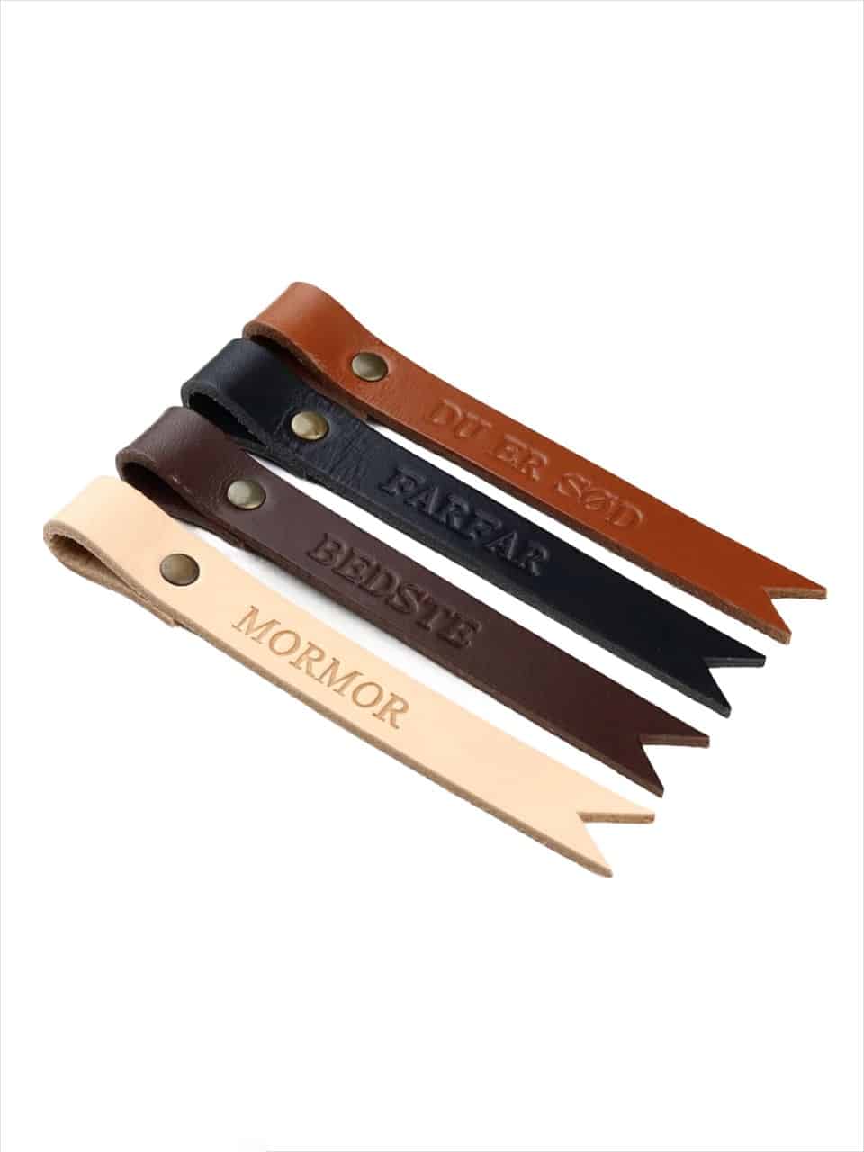 Bormærke alle vinkel1 130421 bogmærke med navn, personligt bogmærke, bogmærke i læder, bogmærke i læder med navn