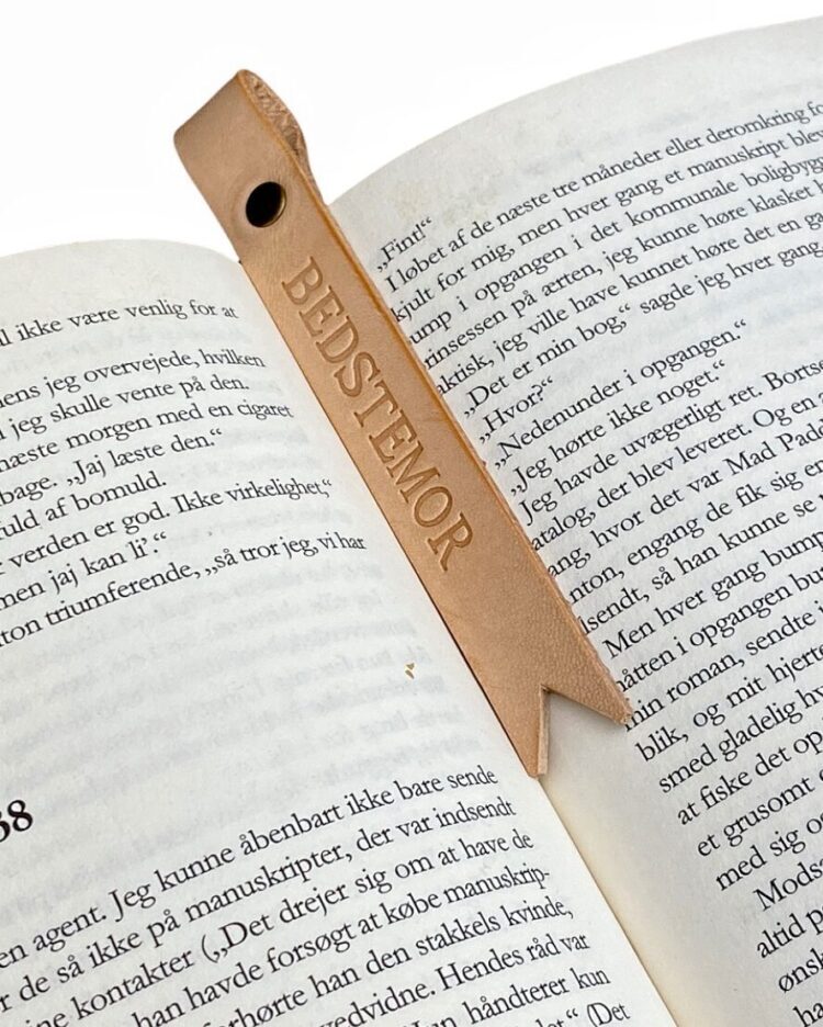 bogmærke stemning 2 bogmærke med navn, personligt bogmærke, bogmærke i læder, bogmærke i læder med navn