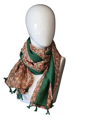 Tørklæde med grøn kant, tørklæde med frynser, tørklæde til kølige morgener. accessory, tilbehør
