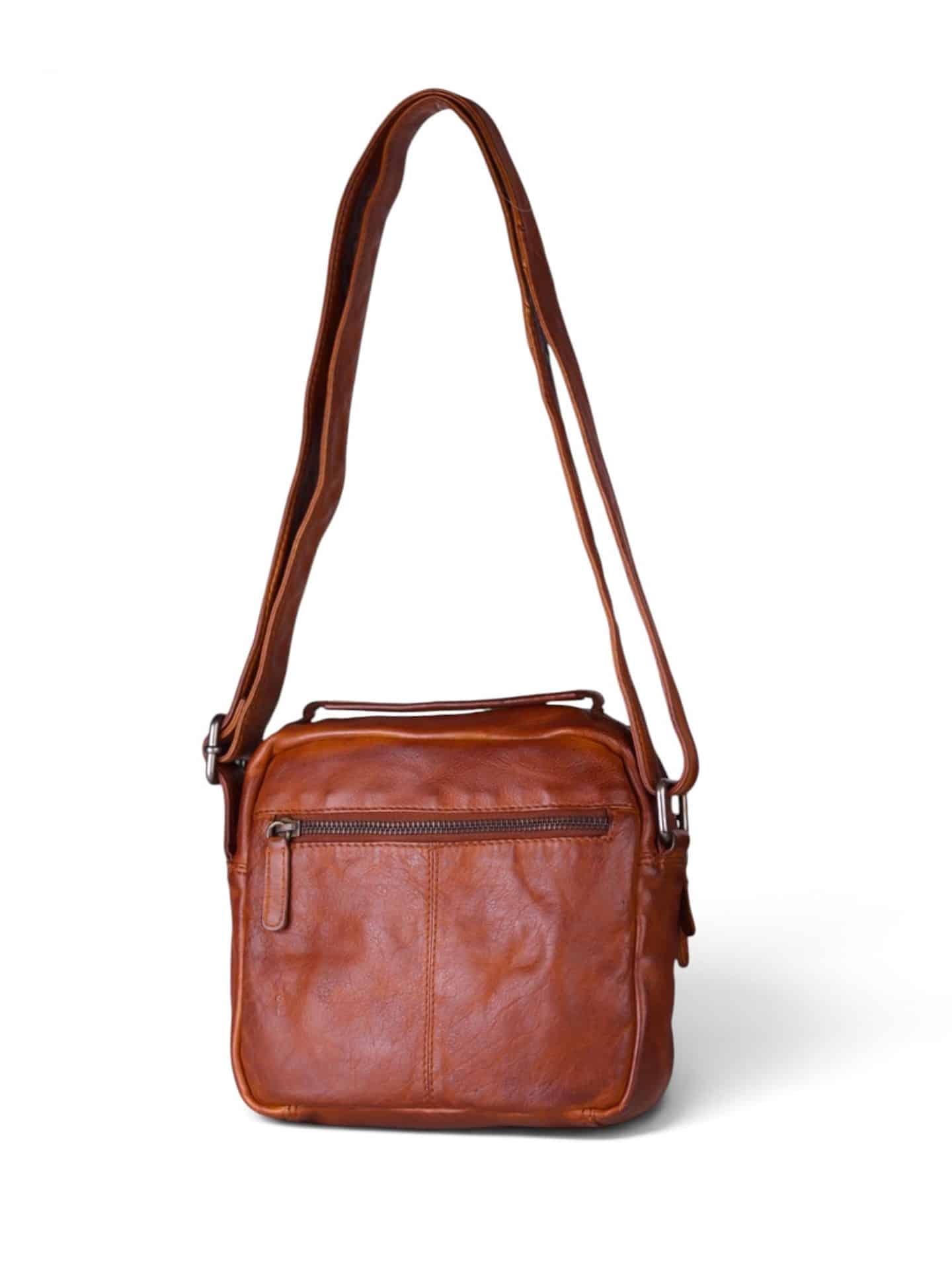 Photoroom_20260915_113624 crossover taske i vasket læder, crossbody taske i vasket læder, lædertaske med lang rem, lille skuldertaske i læder, unisex taske i læder, herretaske i læder, dametaske i læder